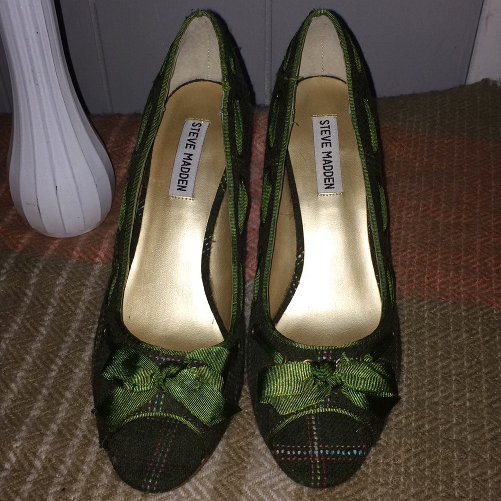 Dark green peep toe Steve Madden heels.